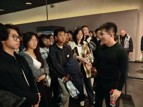 会(hui) 议室里的人们 AI 生成的内容可能不正确。